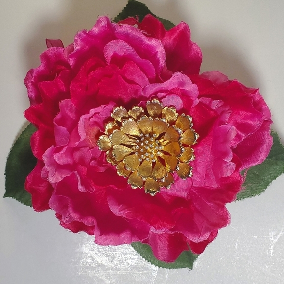 Vintage Jewelry - Vintage brooch large gold tone flower with clear Rhinestones